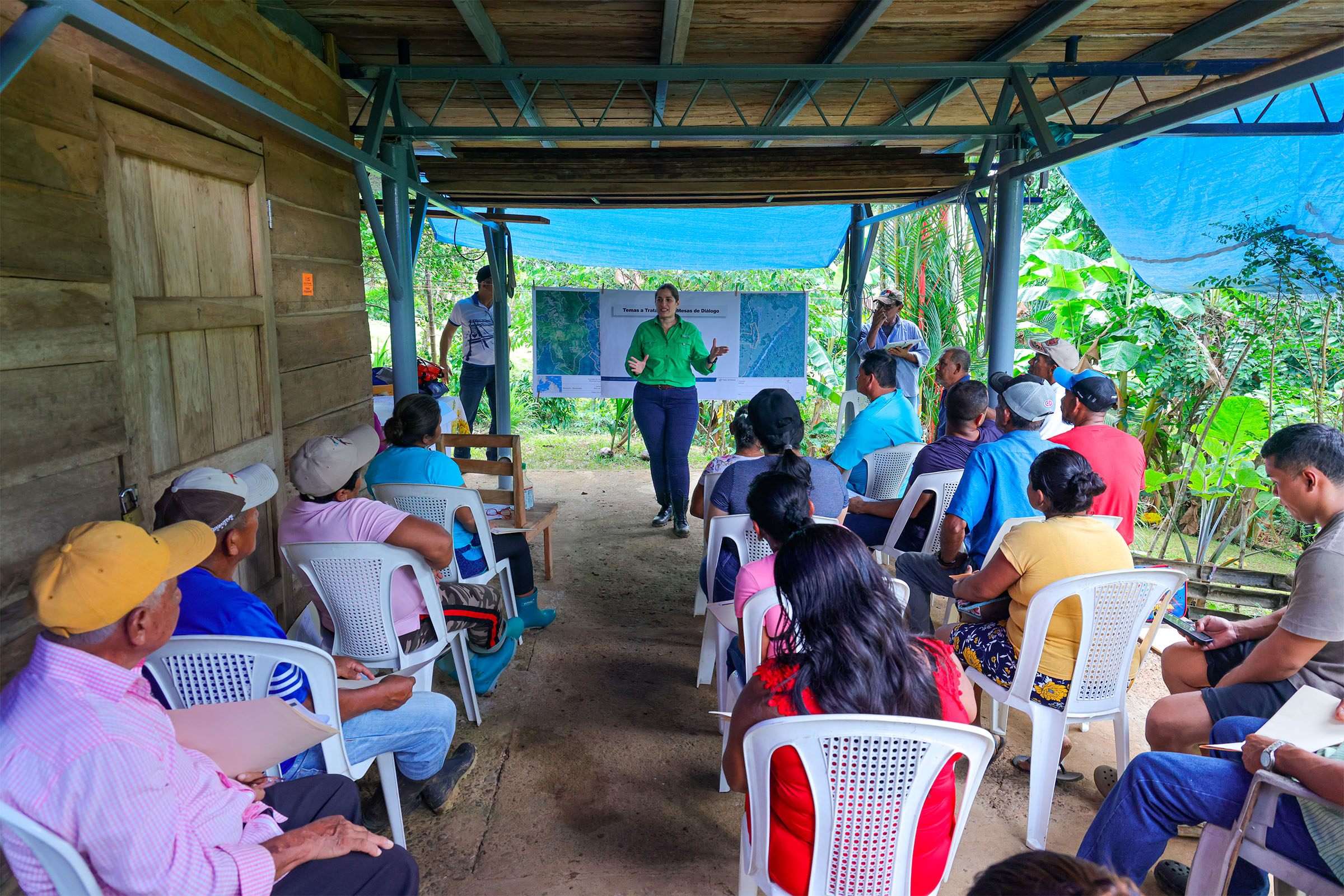 Taller comunitario con habitantes de la cuenca de Río Indio, participando en una presentación sobre desarrollo sostenible.