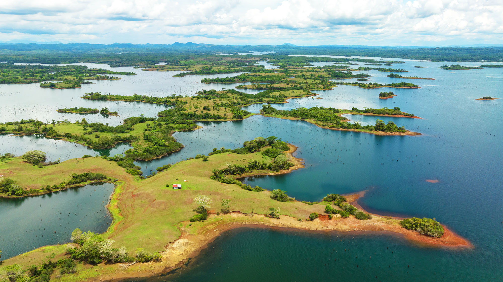 Vista aérea de la Cuenca del Canal de Panamá, afectada por condiciones climáticas extremas.