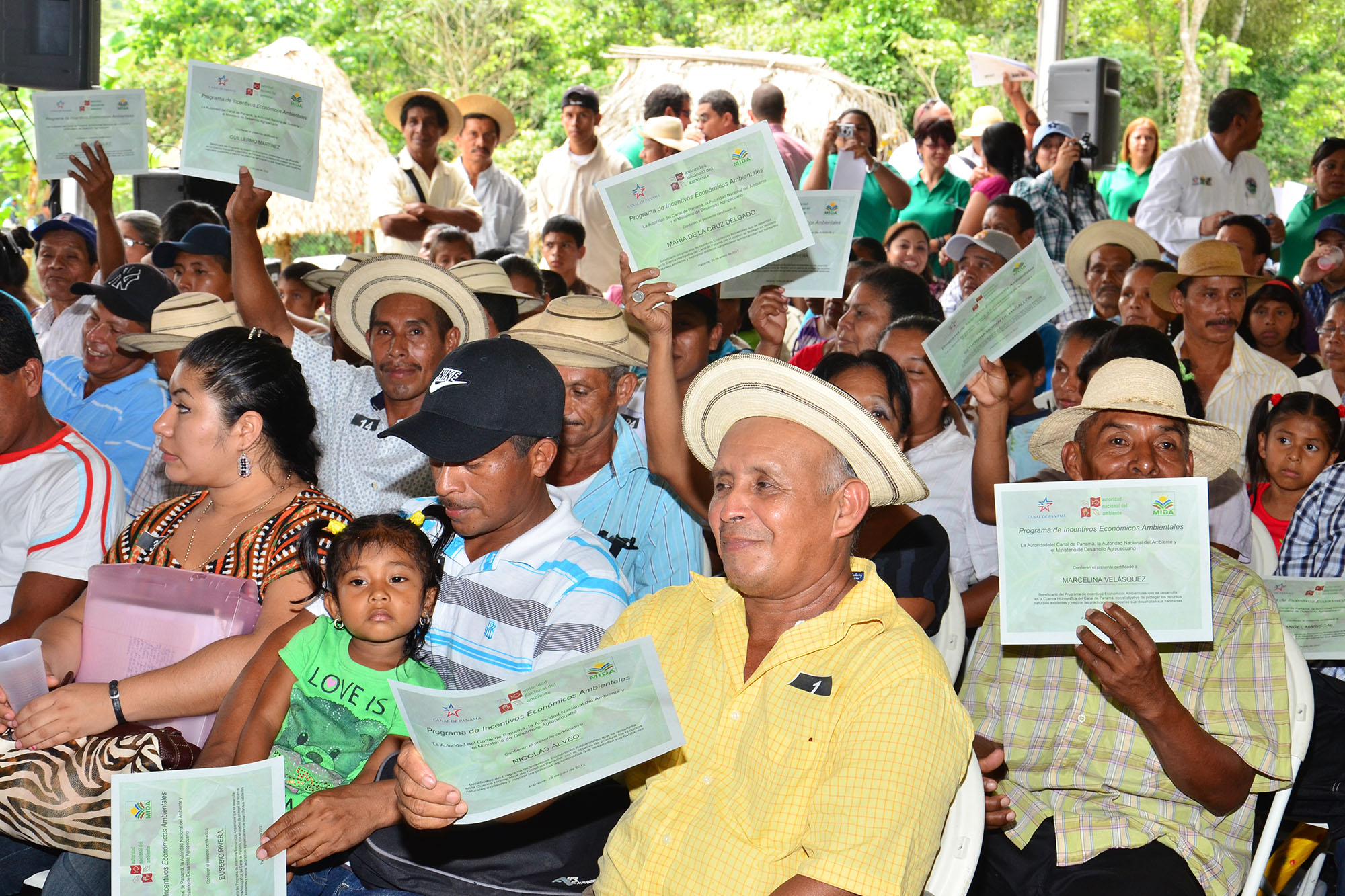 Habitantes de comunidades locales reunidos en una actividad participativa del proyecto Agua del Futuro en Río Indio.