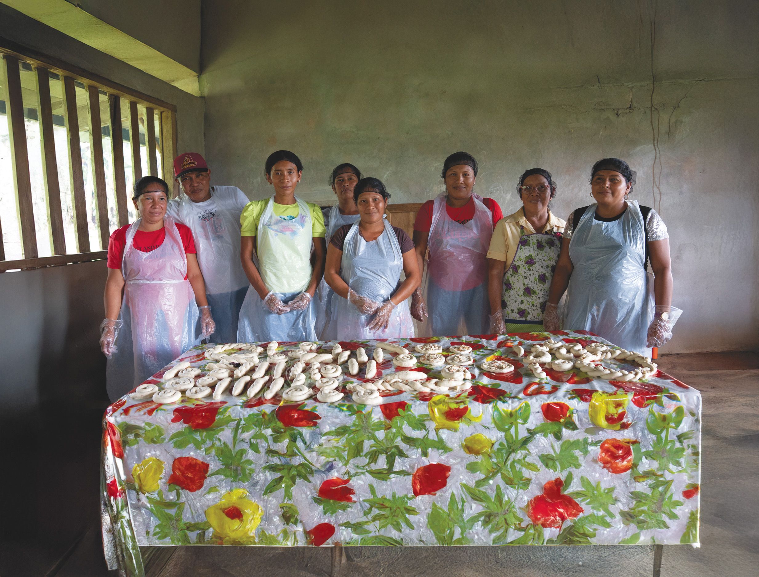 Taller comunitario con habitantes de la cuenca de Río Indio, participando en una presentación sobre desarrollo sostenible.