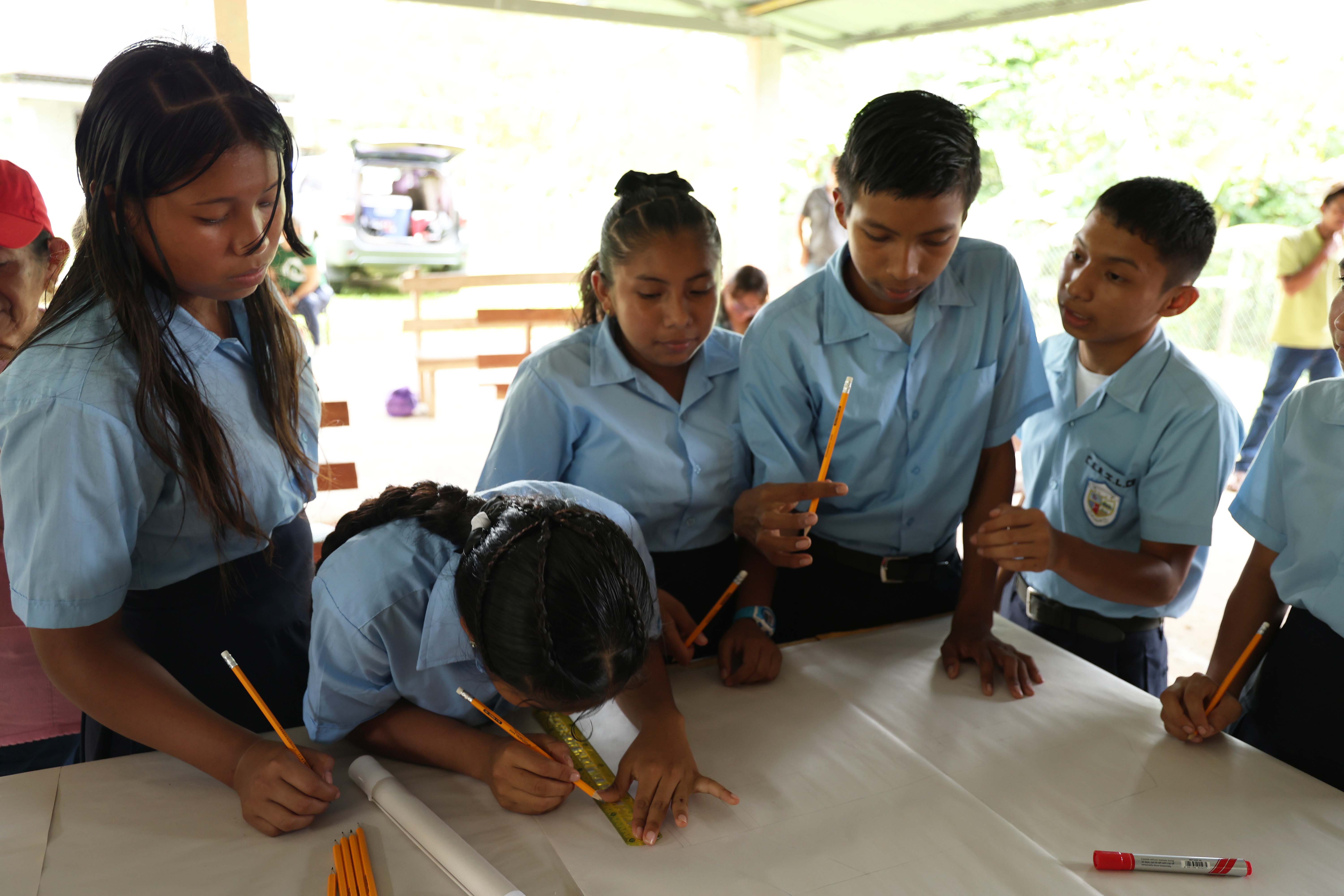 Habitantes de comunidades locales reunidos en una actividad participativa del proyecto Agua del Futuro en Río Indio.