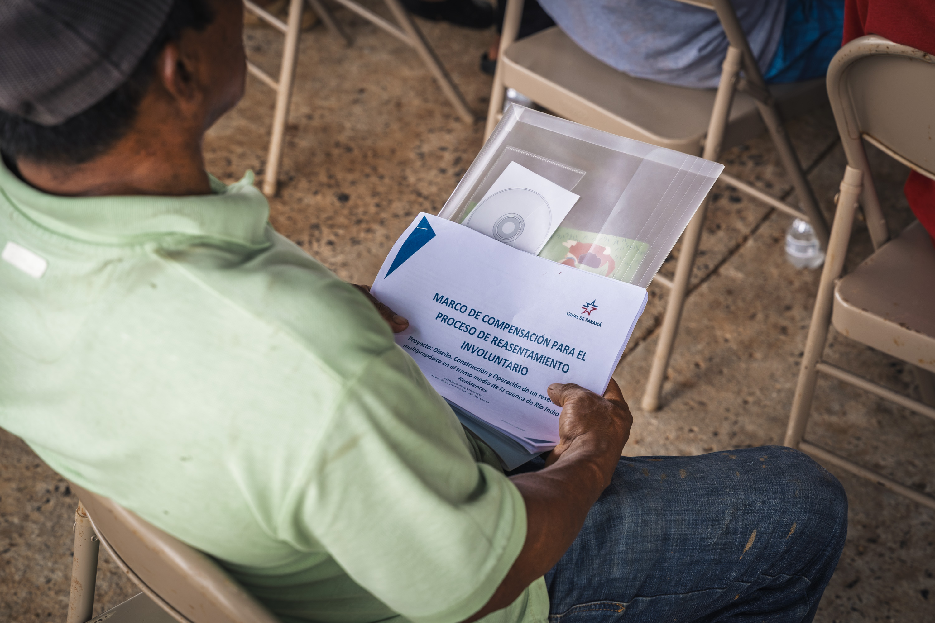 Taller comunitario con habitantes de la cuenca de Río Indio, participando en una presentación sobre desarrollo sostenible.