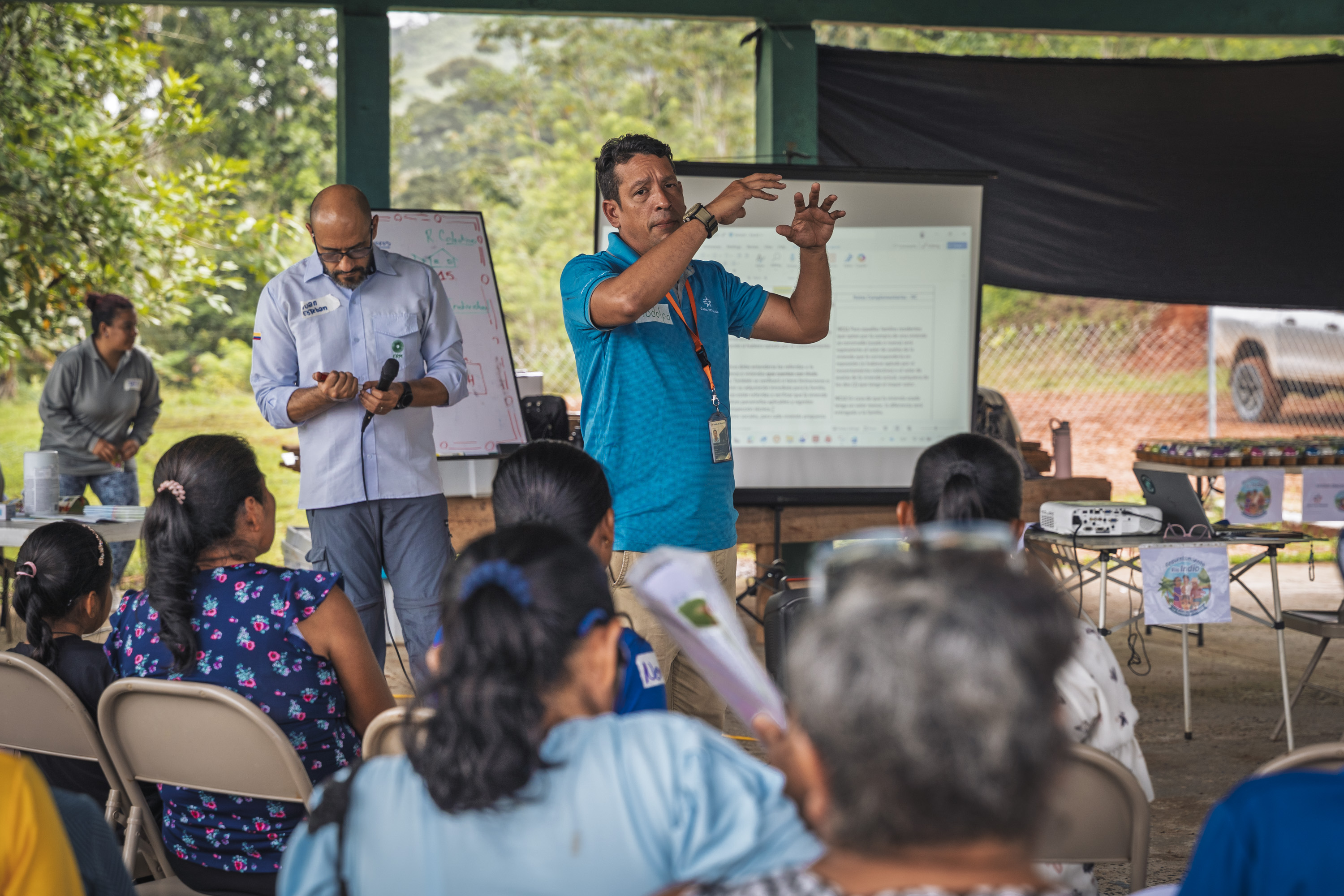 Taller comunitario con habitantes de la cuenca de Río Indio, participando en una presentación sobre desarrollo sostenible.