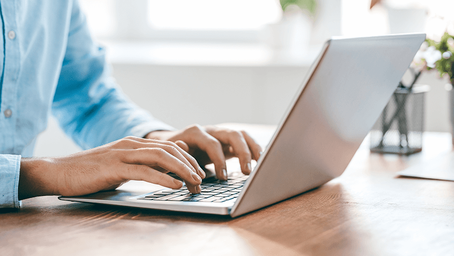 Homem digitando em um laptop