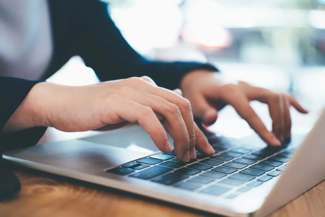 Frederick MD CPA providing hands-on QuickBooks training and support to small business owner