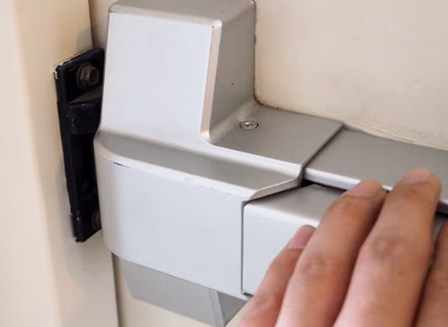 Secure storefront door handle and lock – Emergency commercial lockout service for retail and office spaces