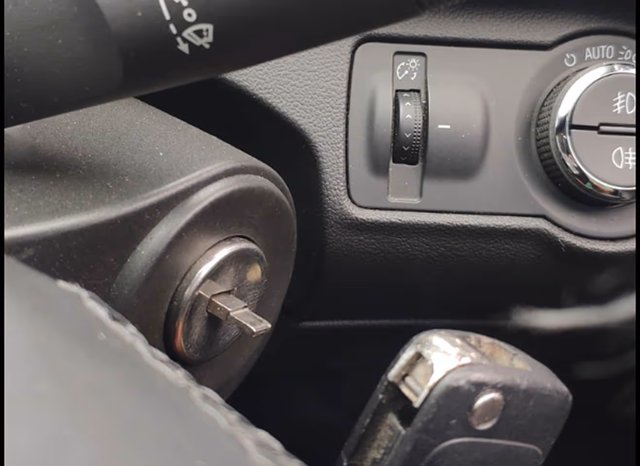 car key stucked in car ignition