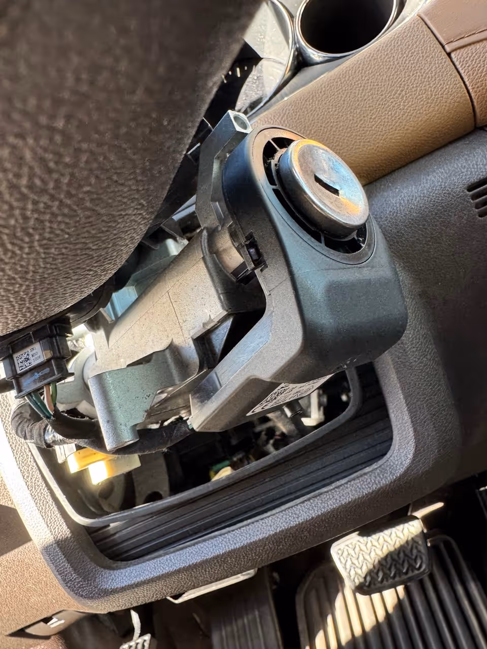 Ignition cylinder installed in steering column housing