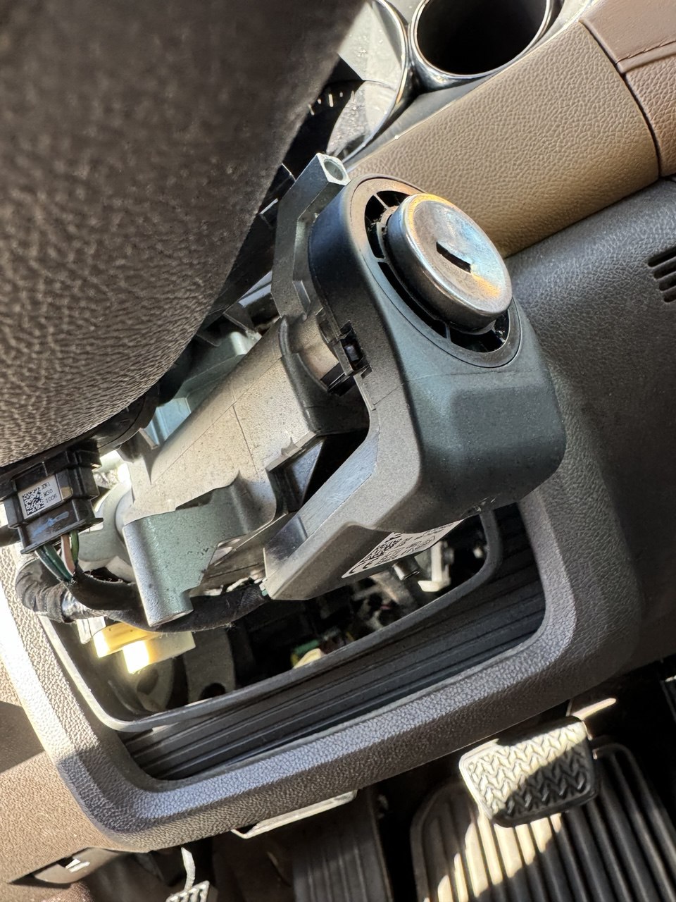 Ignition cylinder installed in steering column housing