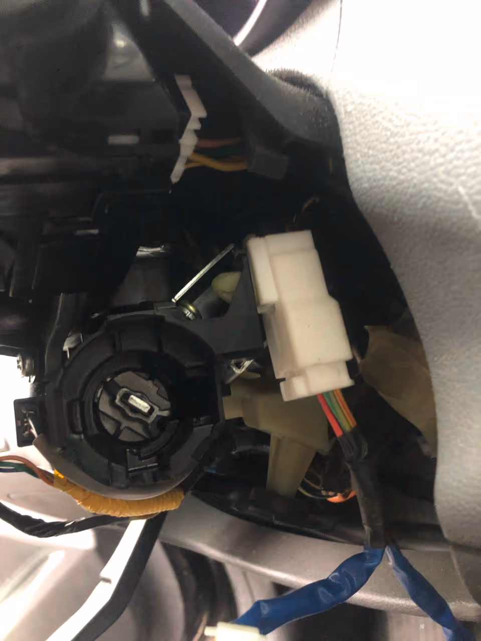 Ignition switch wiring and connector under steering column