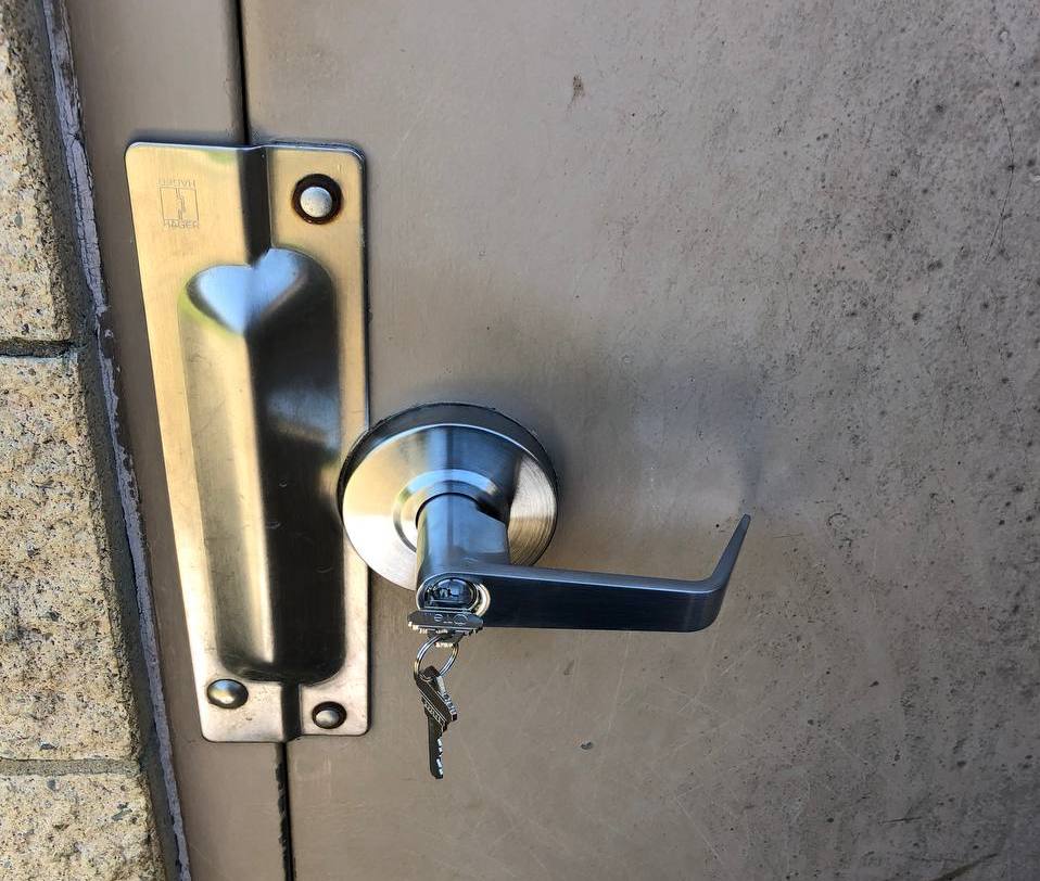 Commercial metal door lever lock and pull handle set up for a master key system