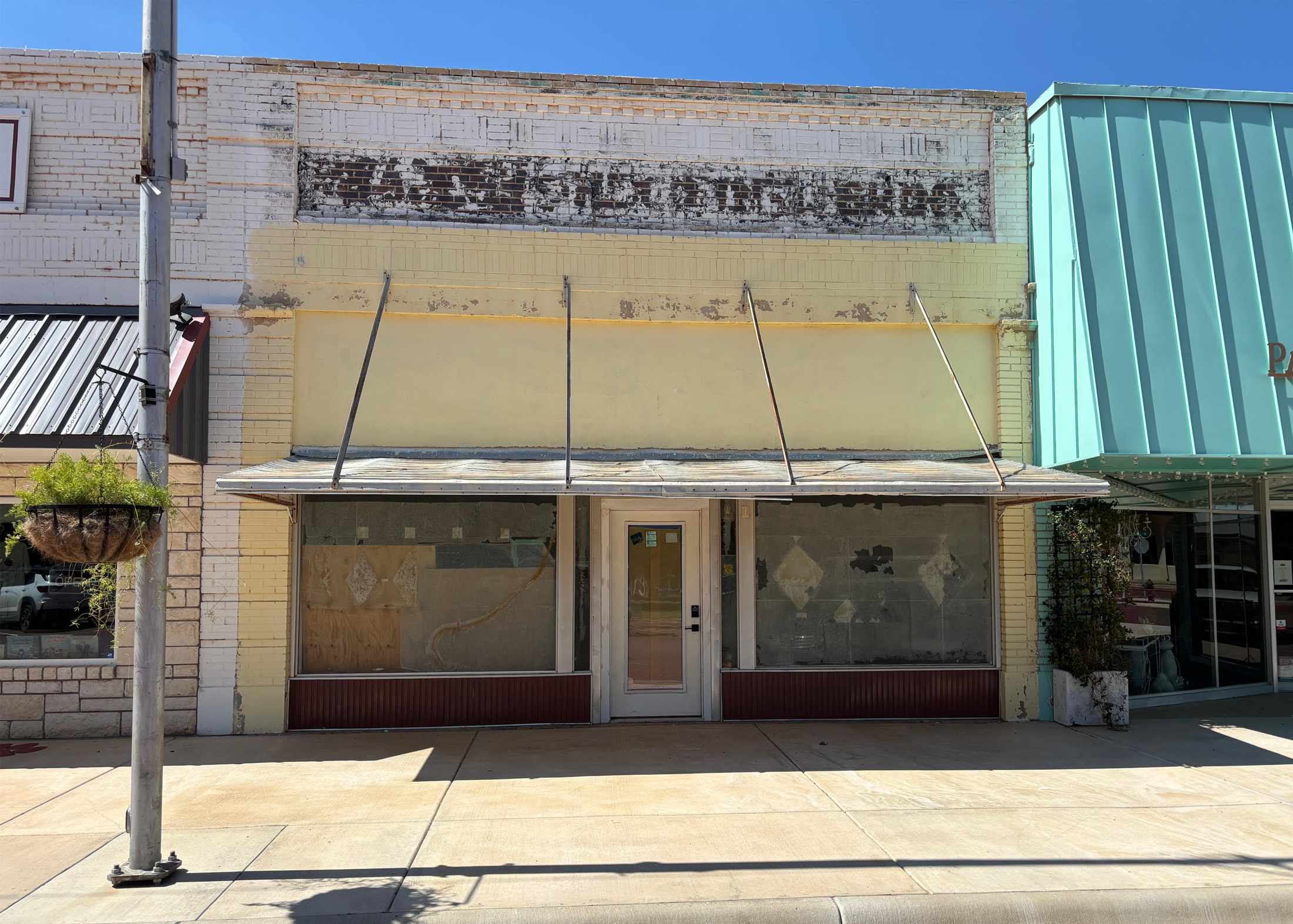 112 W Garza Street commercial property on the downtown square in Slaton, Texas