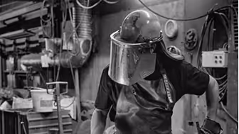 En gjutare i Lyrestads gjuteri