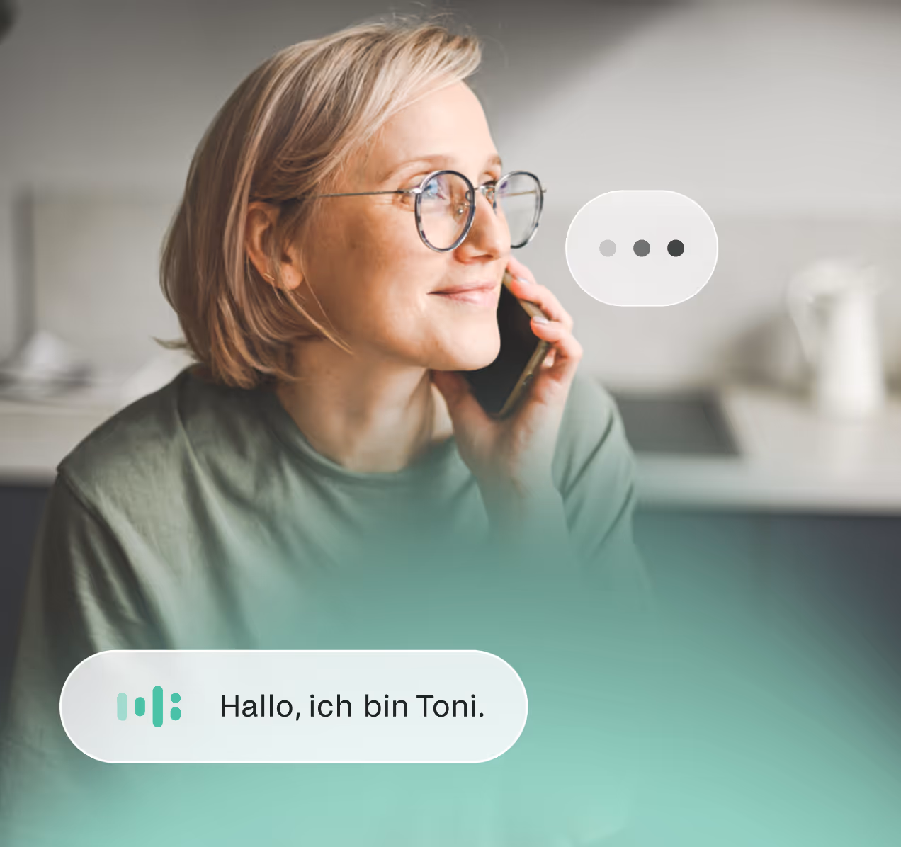 Frau mit blonden Haaren und Brille telefoniert lächelnd mit Ihrem Smartphone