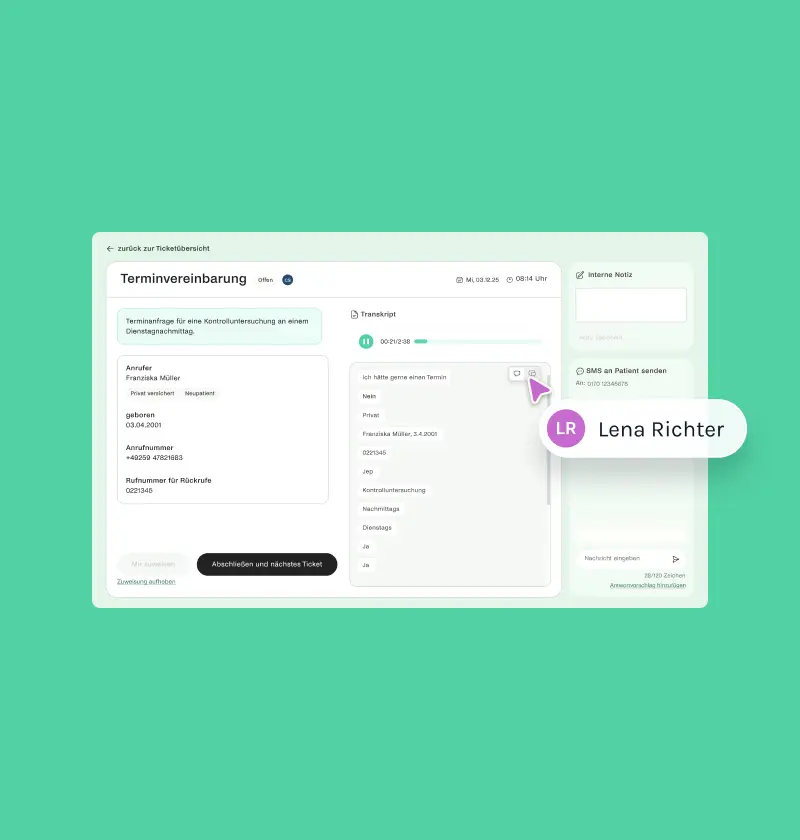 Benutzeroberfläche eines Ticket-Systems für Terminvereinbarung mit Patientendaten, Transkript einer Nachricht und Eingabefeldern auf grünem Hintergrund.