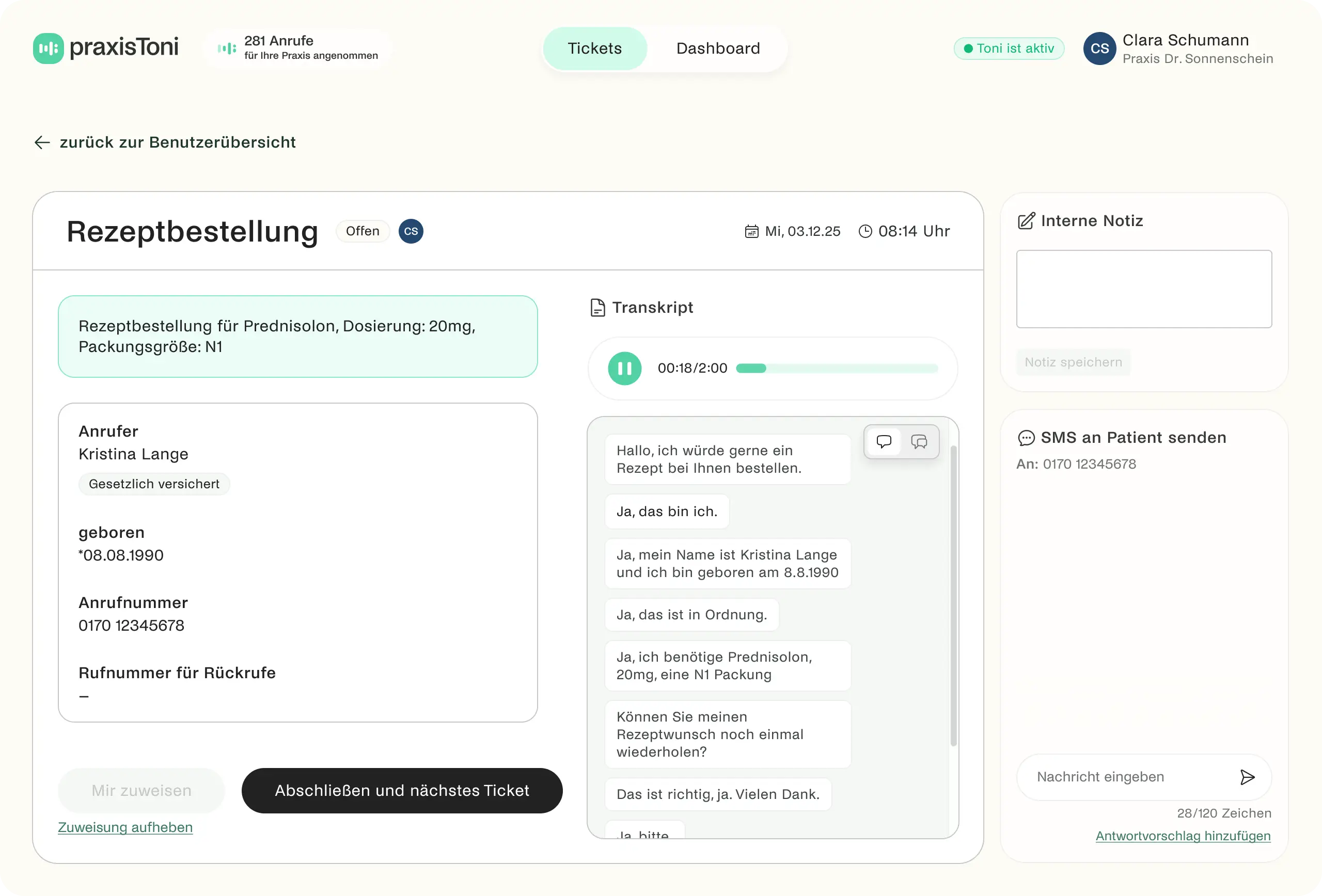 Benutzeroberfläche von praxisToni mit geöffnetem Ticket für Rezeptbestellung von Kristina Lange für Prednisolon 20mg, inklusive Gesprächstranskript, Anruferdetails und Option zum Senden einer SMS an den Patienten.