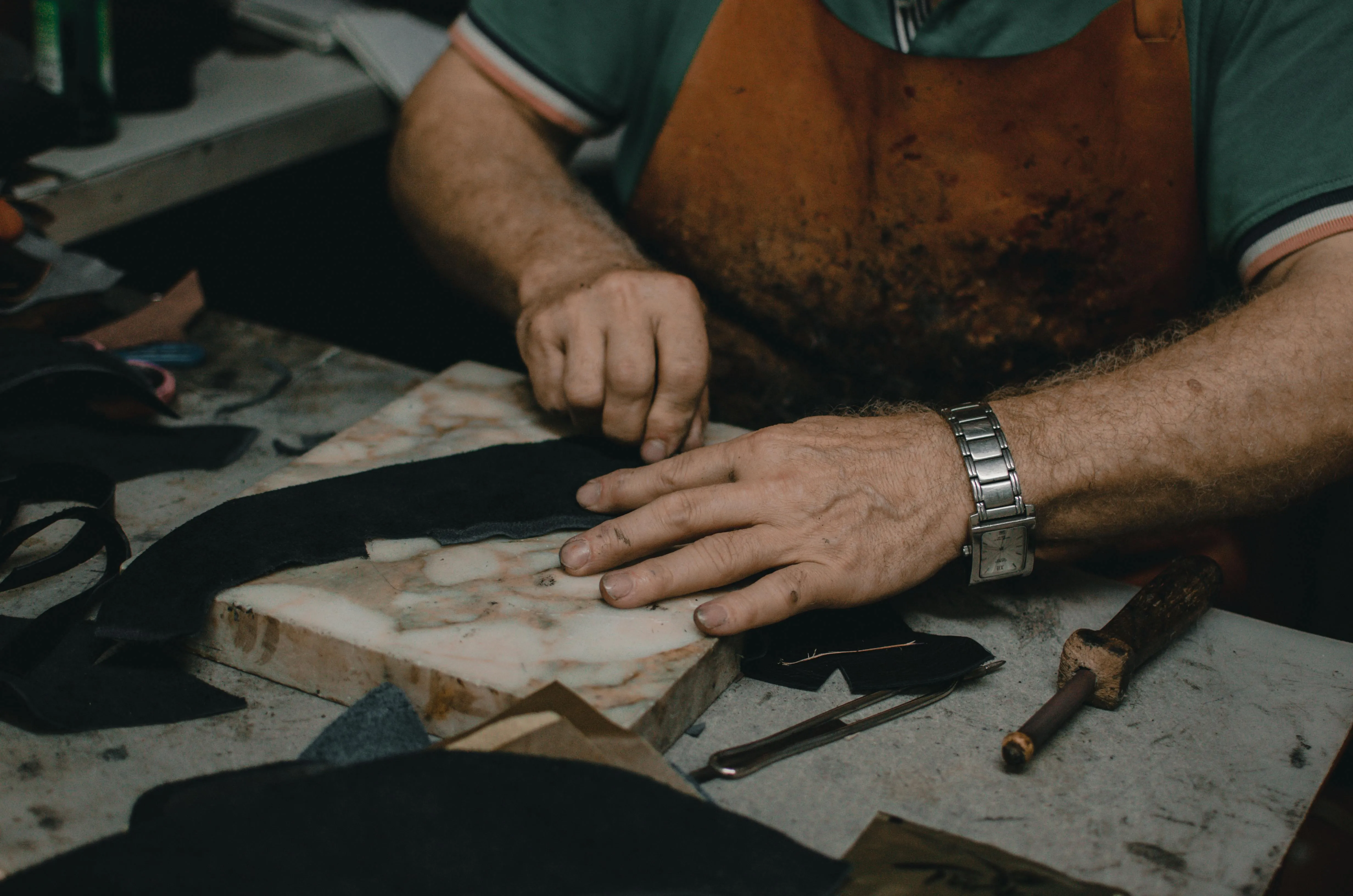 Handwerker bearbeitet Objekt