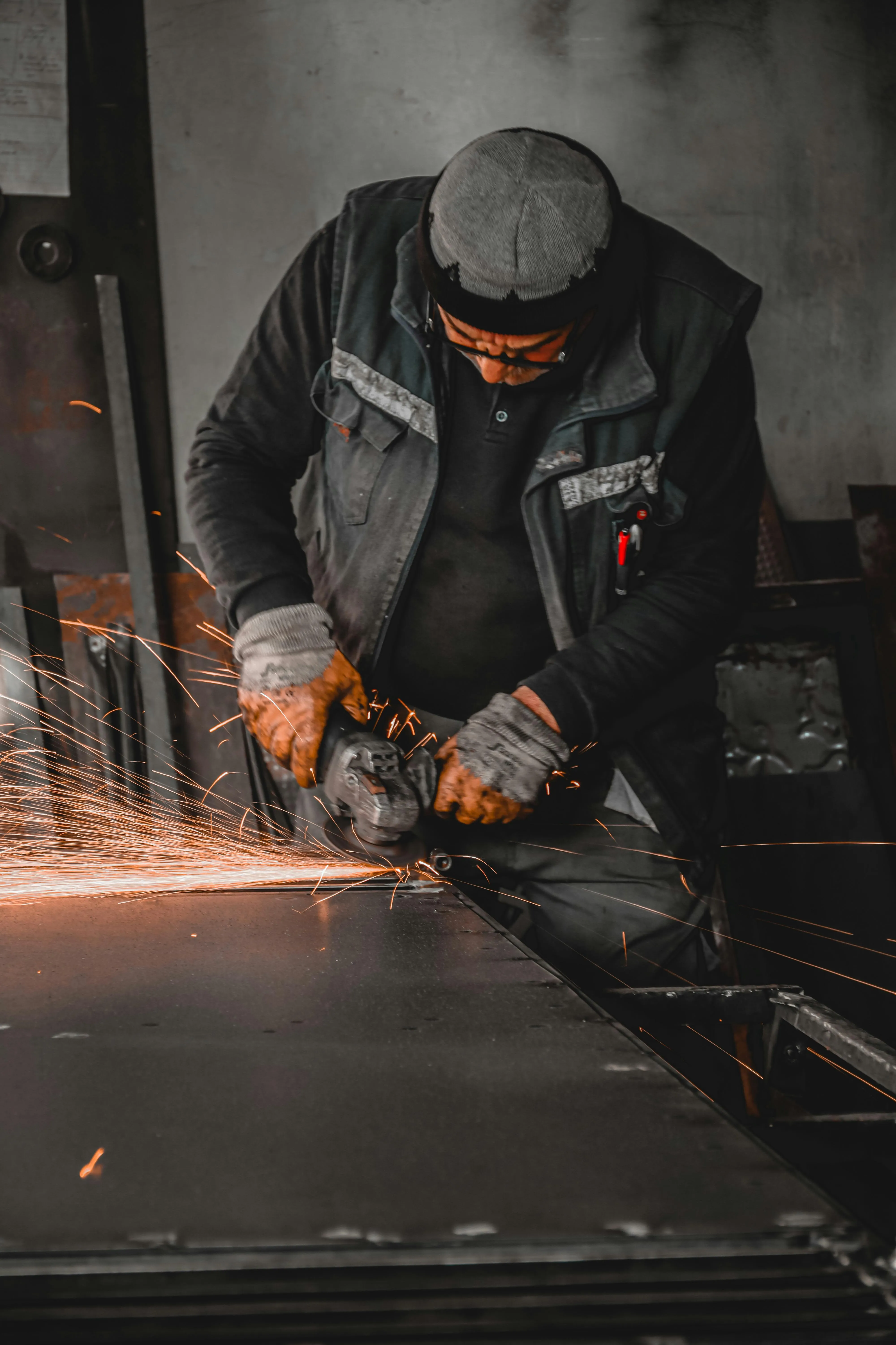 Metalltechniker bearbeitet Blech
