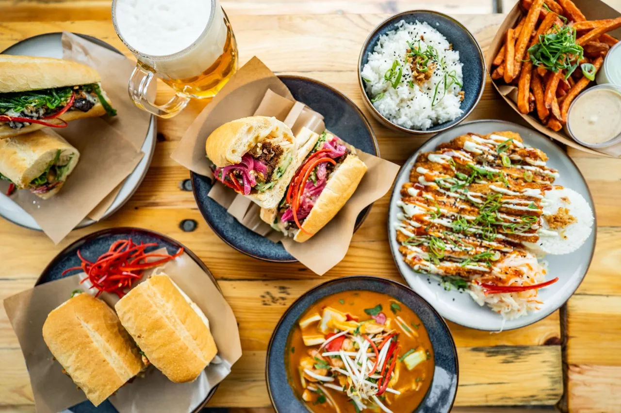 Catering Praha - streetfood na dvorku Dva kohouti v srdci Karlína
