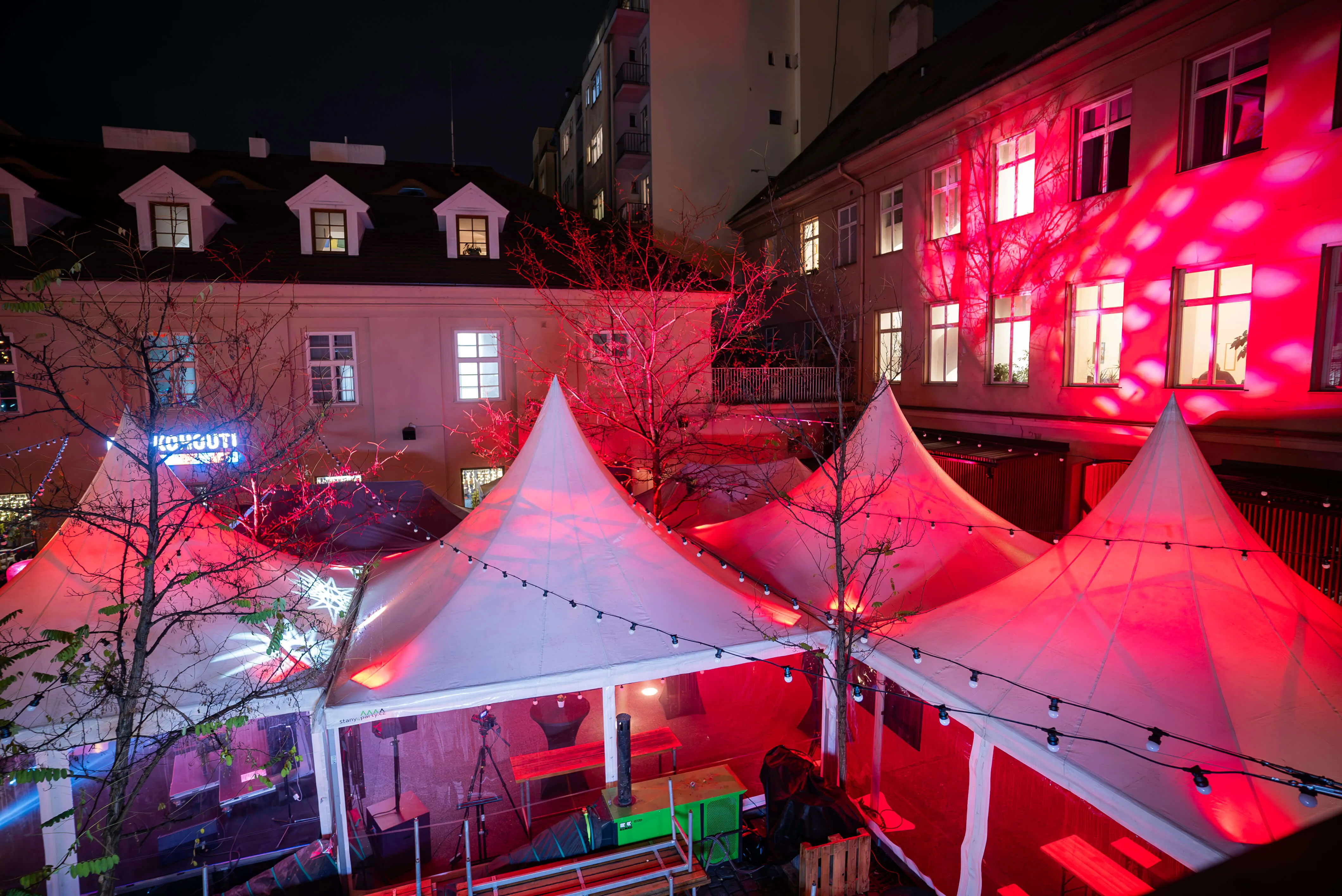 Eventový prostor Praha - vyhřívané vánoční stany na dvorku Dva kohouti 