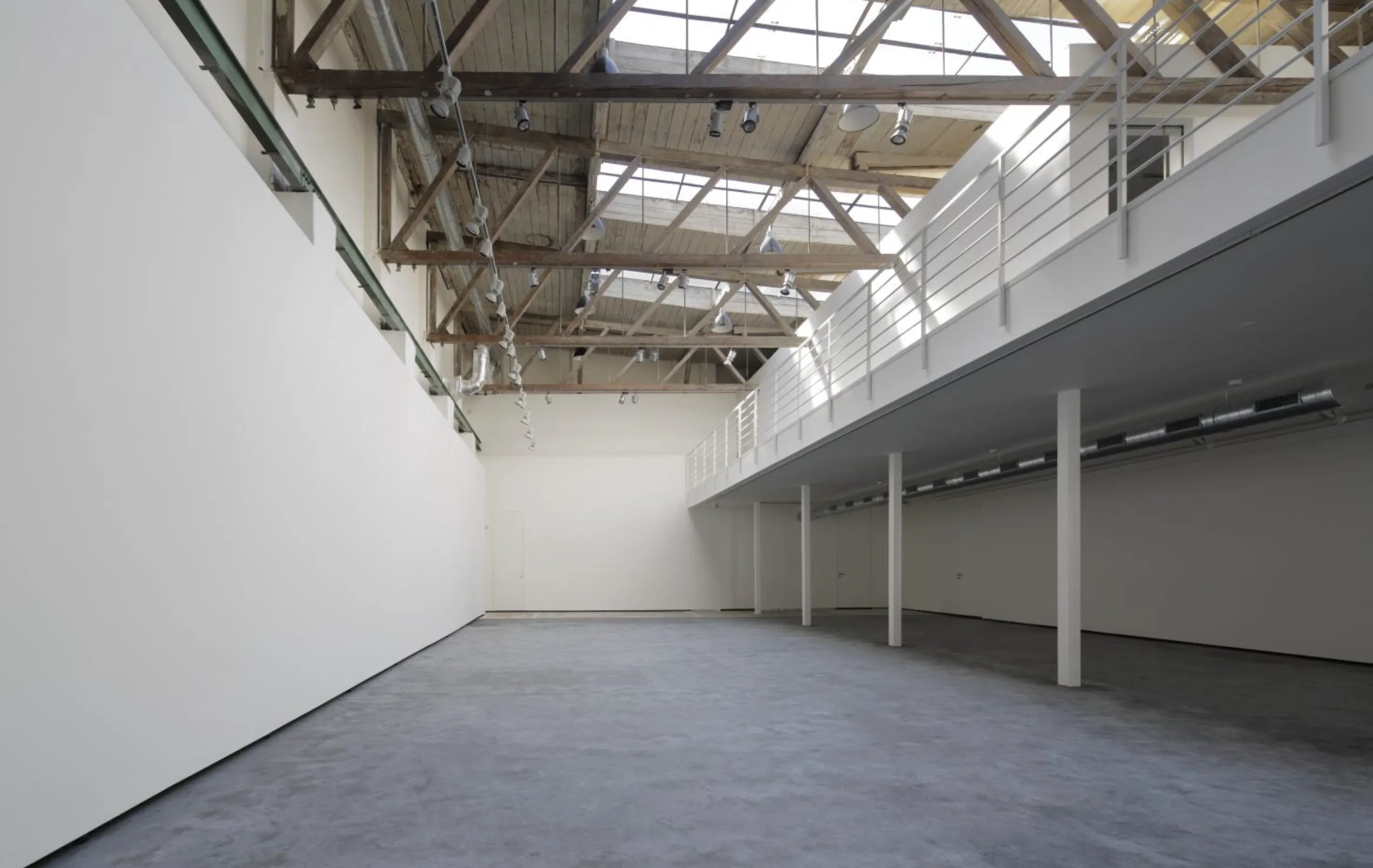 Eventový prostor Praha - LL Gallery je jedinečný industriální prostor s uměleckým duchem, ideální pro výstavy, přednášky nebo kulturní akce v srdci pražského Karlína.