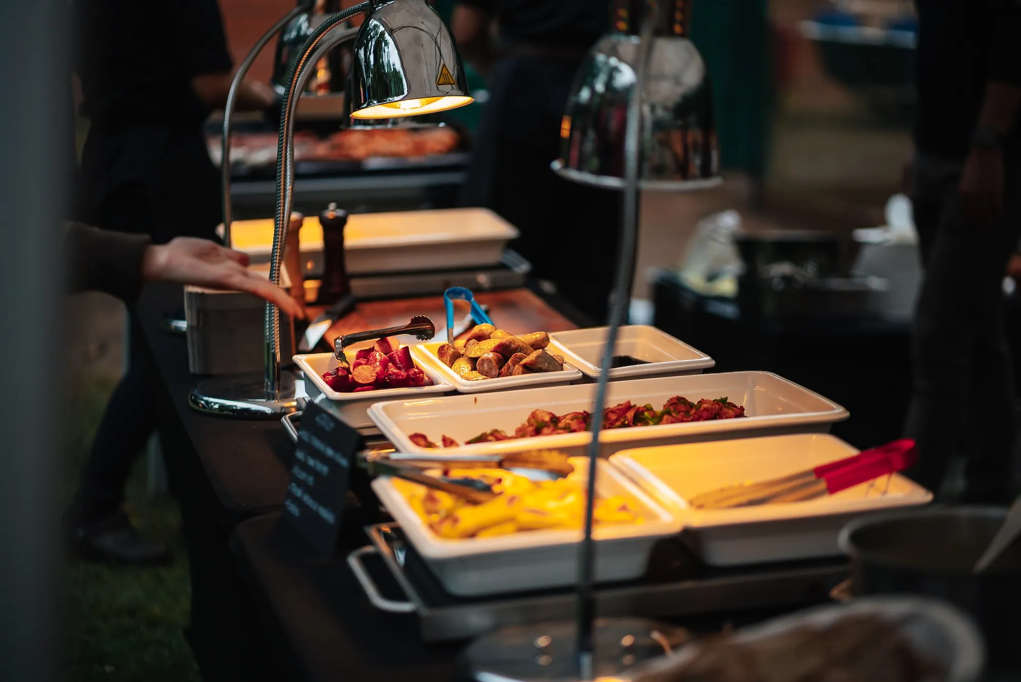 Catering Praha - na firemní sportovní den teplý bufet a živé stanice od Terminál Karlín 