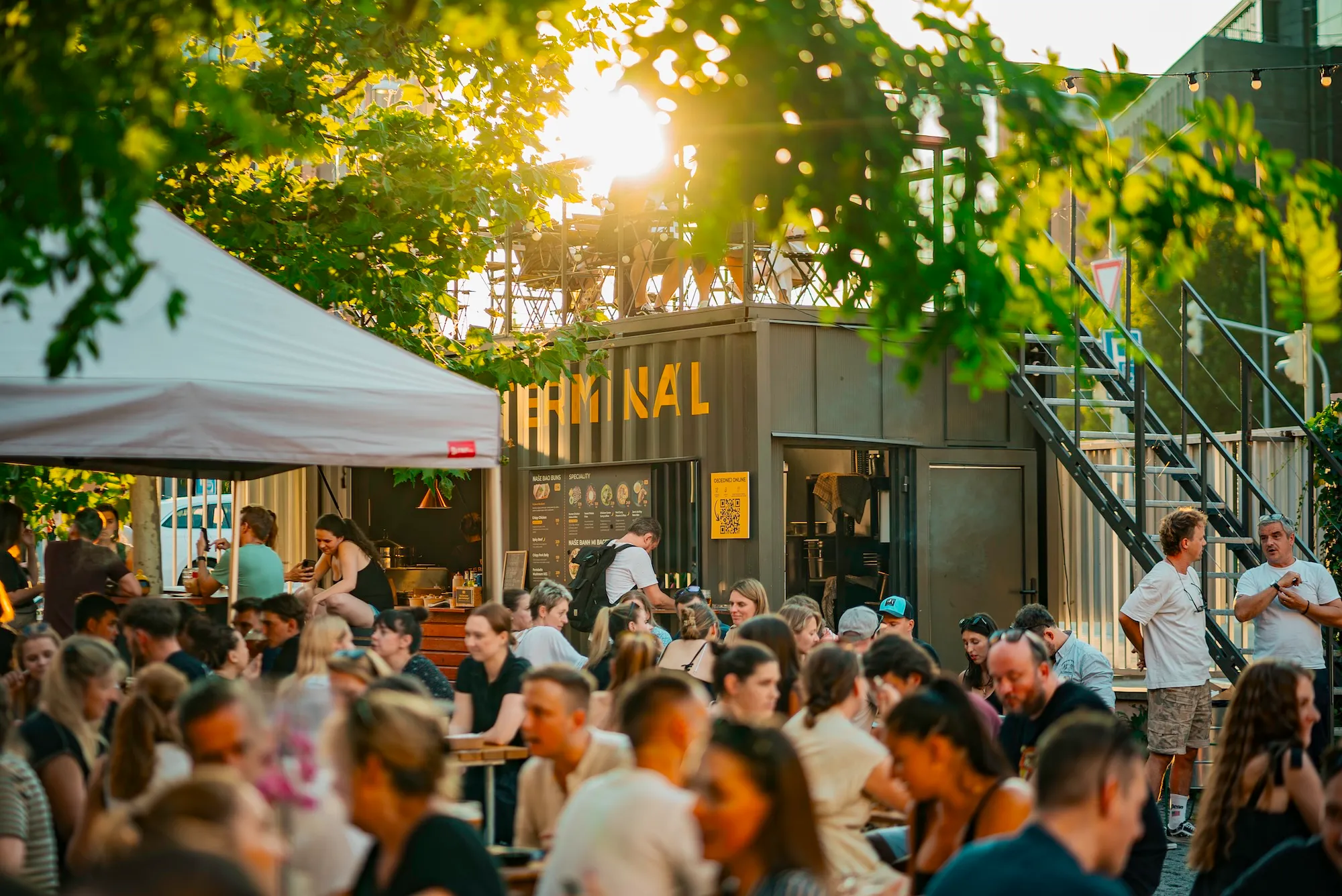 Eventový prostor Praha - food kontejnery Terminál Karlín s bao buns a katsu