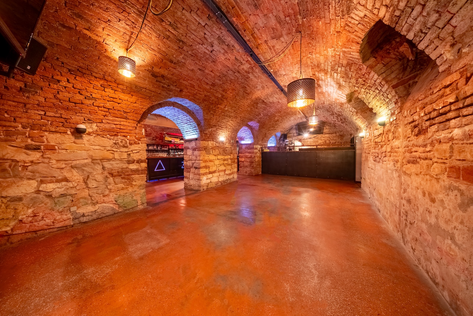 Eventové prostory Praha - originální podzemní atmosféra a profesionální zázemí pro koncerty, večírky a firemní akce