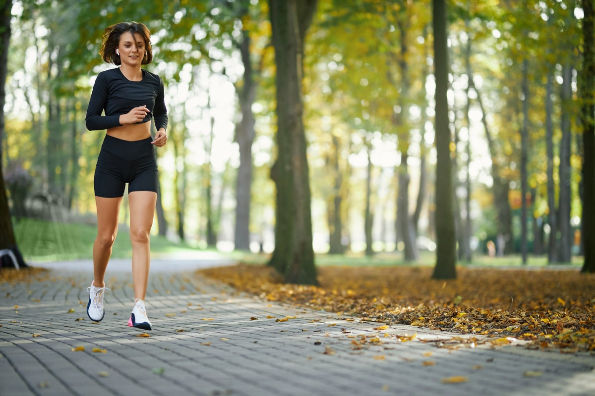 ragazza-corre-parco