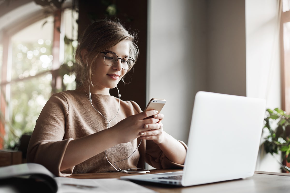studentessa-con-smartphone-audicolari
