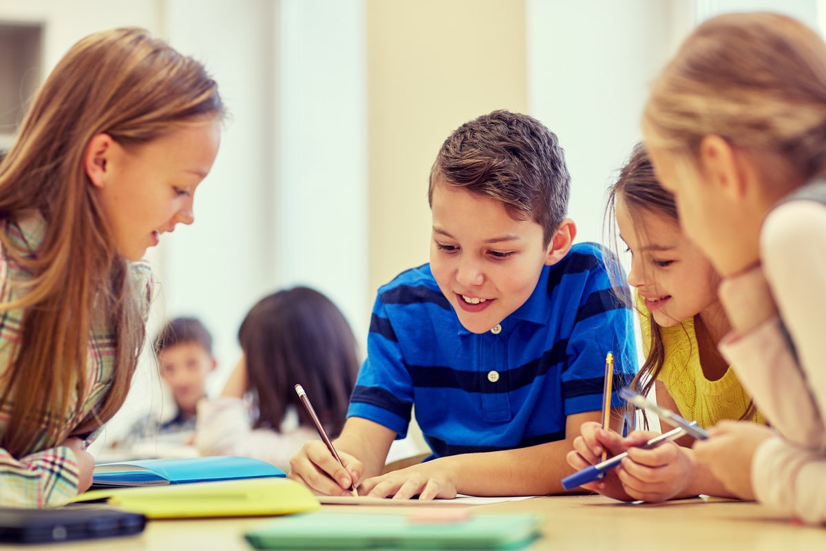 bambini-studiano-in-gruppo