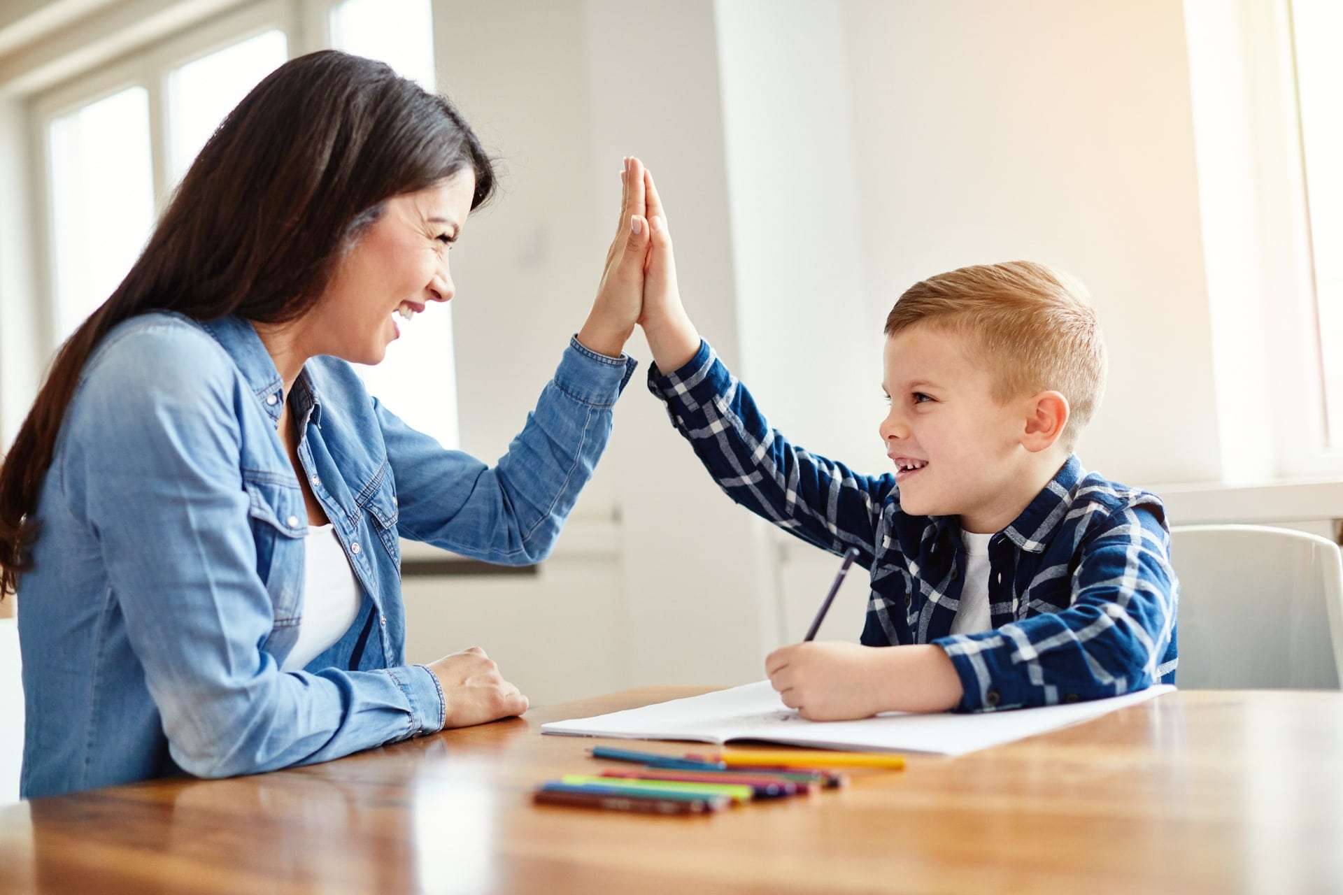 tutor-con-bambino-felice