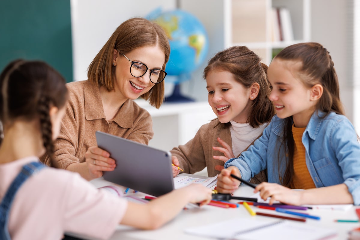 insegnante-a-scuola-con-tablet-e-bambine