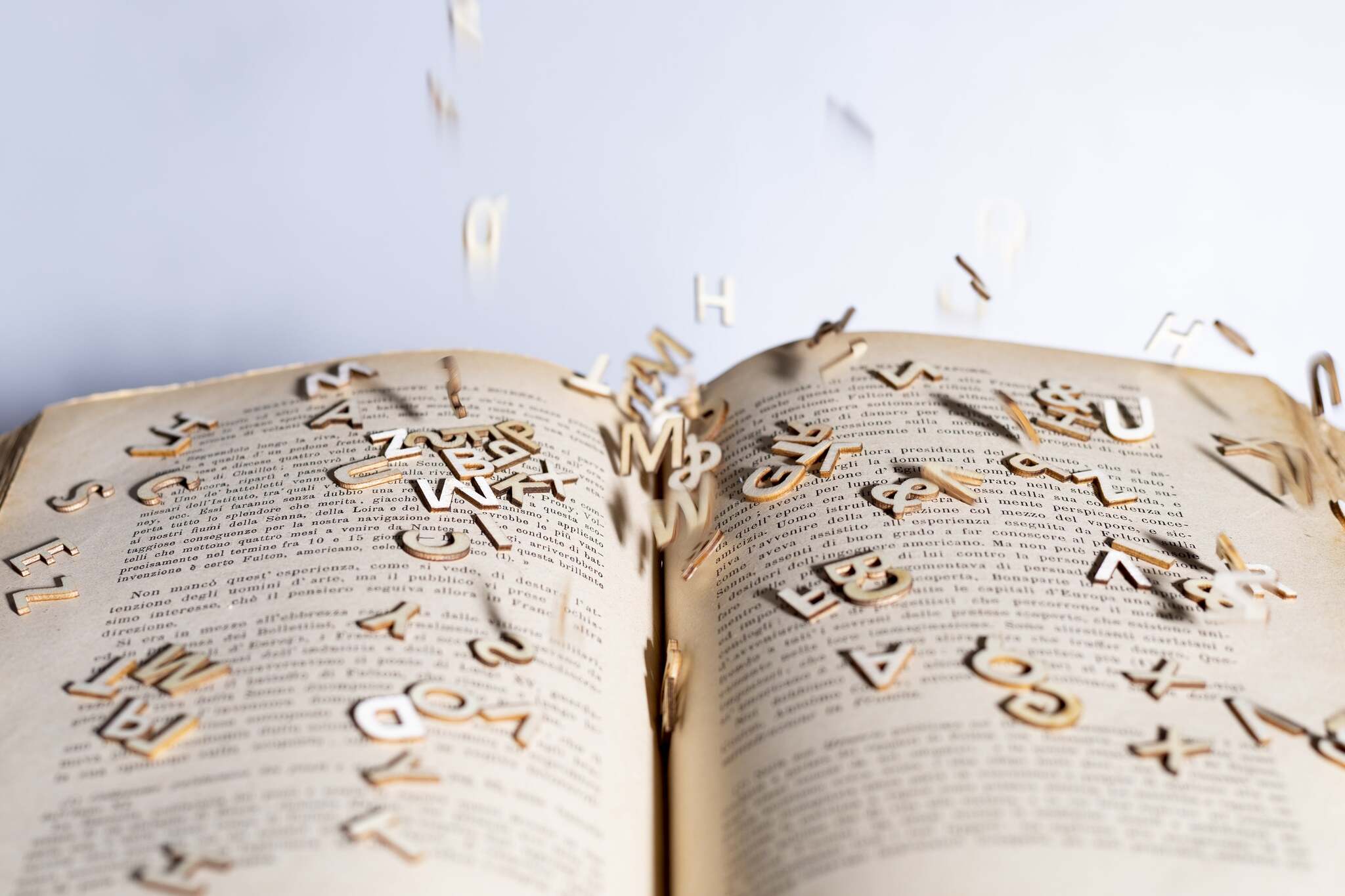 lettere che escono dal libro dislessia