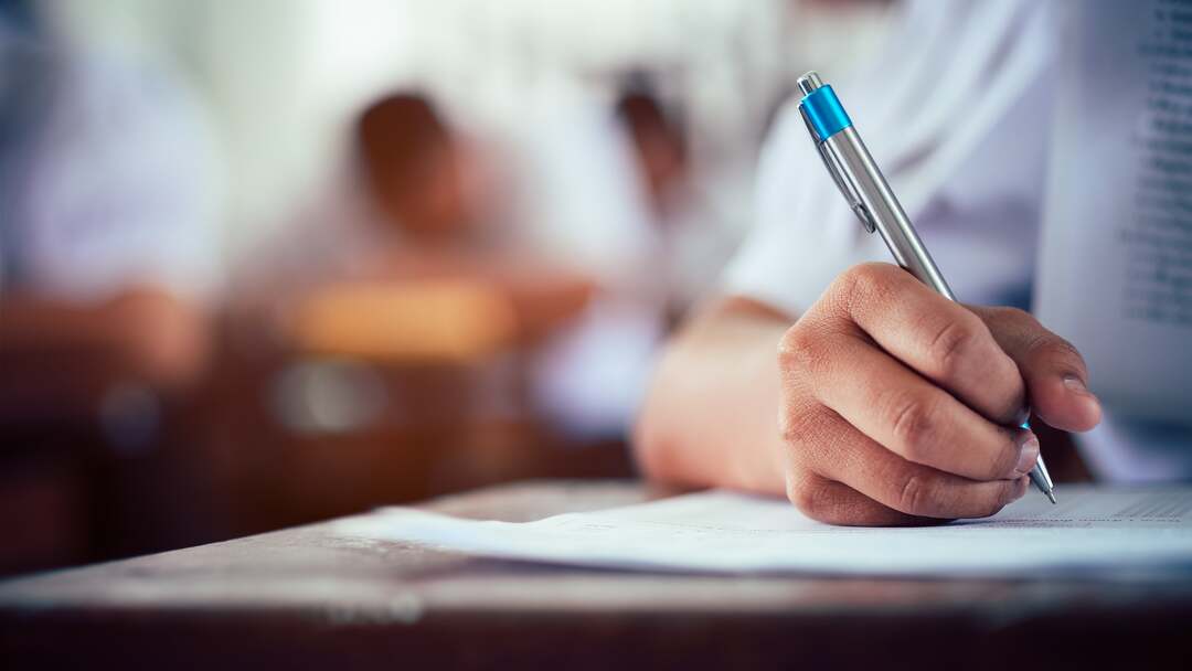 alunno scrive su un foglio