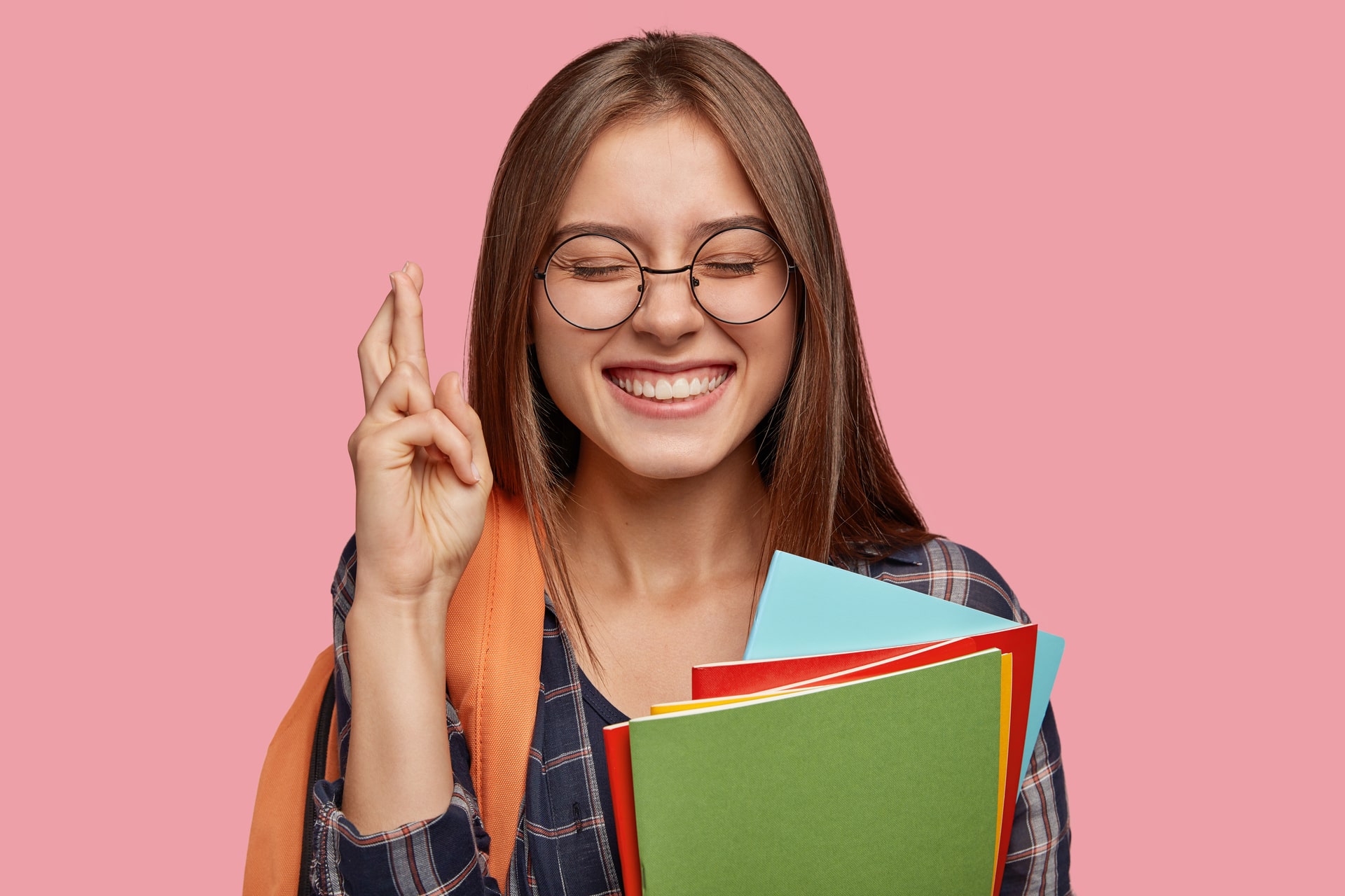 studente-con-dita-incrociate