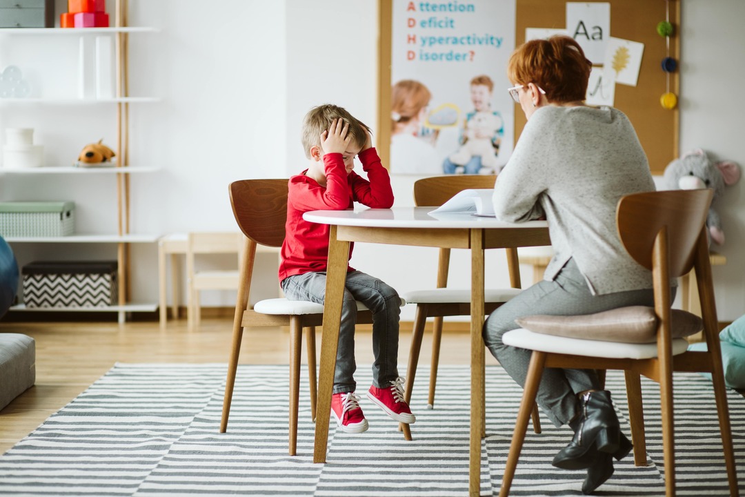 studente con adhd con una professoressa