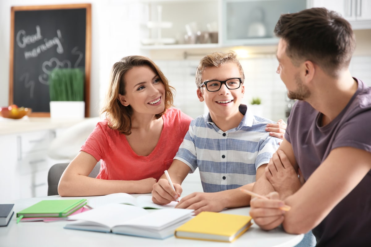 studente-a-casa-con-genitori