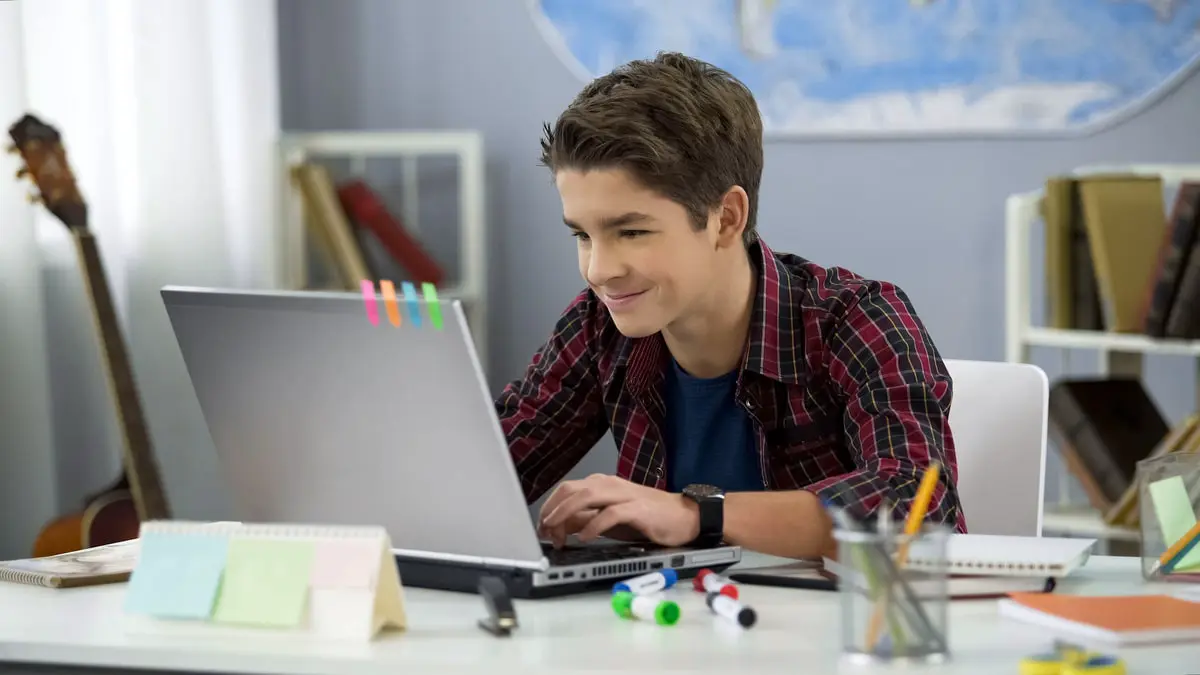ragazzo-studia-con-pc