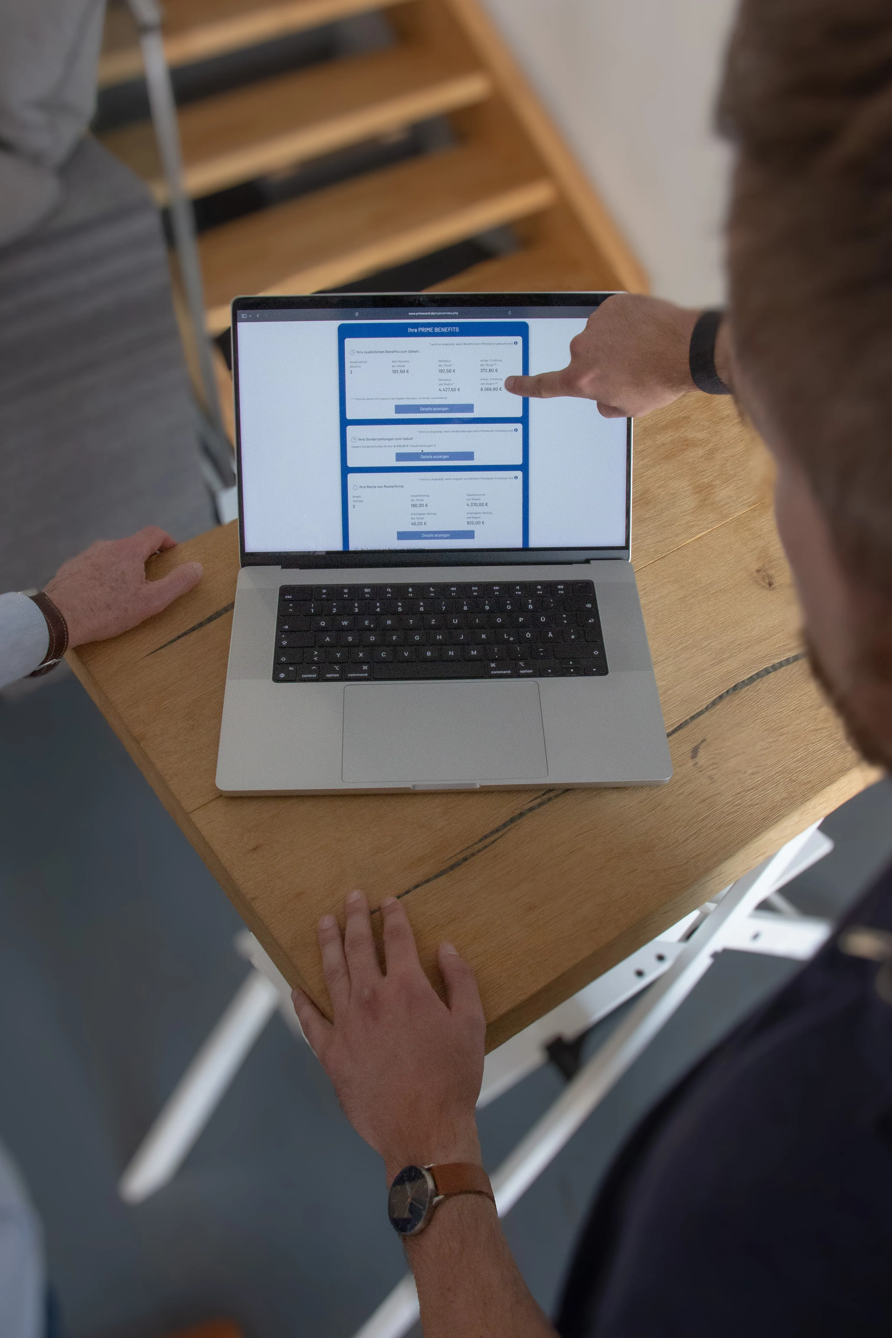 Zwei Personen arbeiten gemeinsam am Laptop – zeigt die einfache digitale Steuerung von Benefits über das Arbeitgeber-Portal.