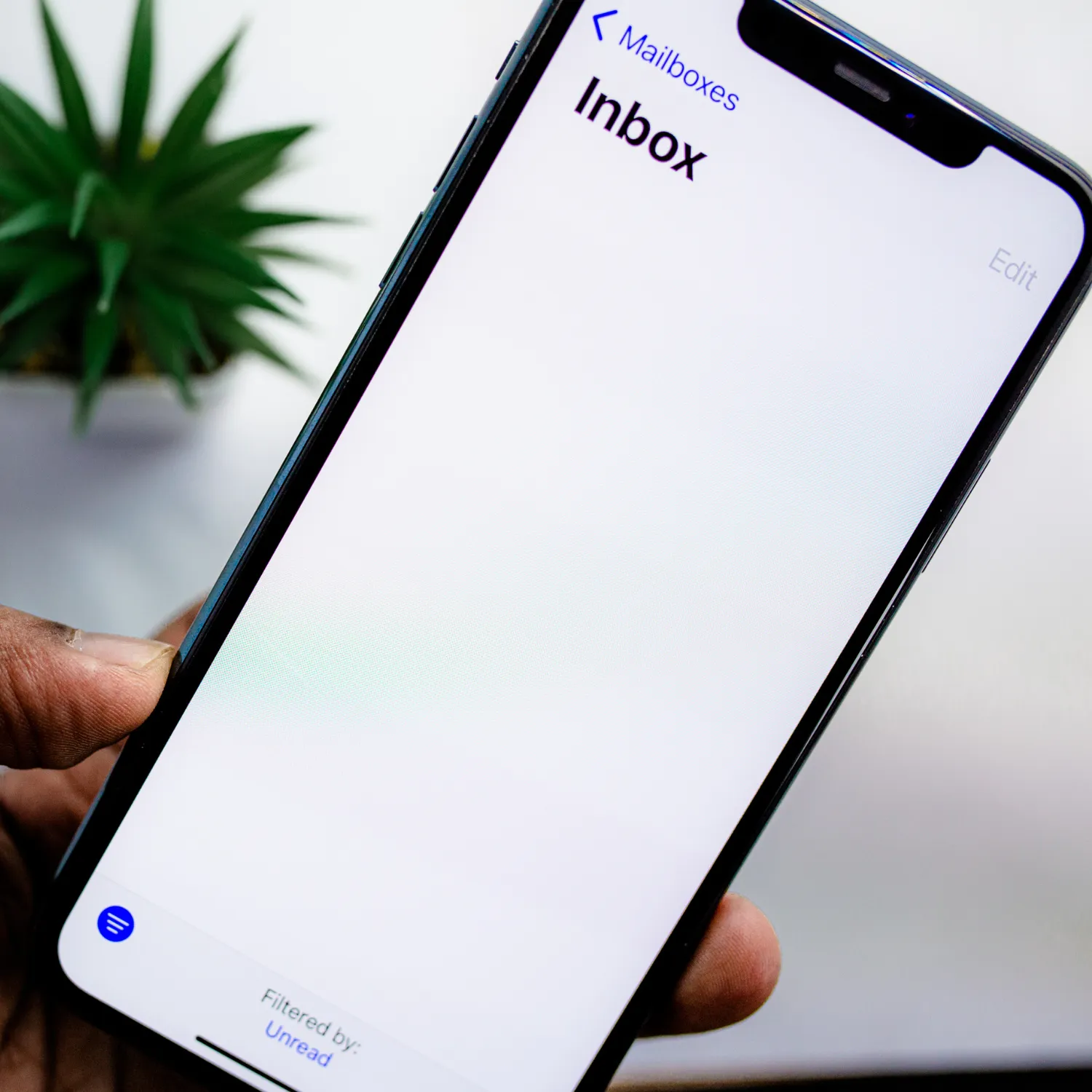 Leeres E-Mail-Postfach auf einem Smartphone – symbolisiert den Rückgang eingehender Bewerbungen und die zunehmende Konkurrenz im Fachkräftemarkt.