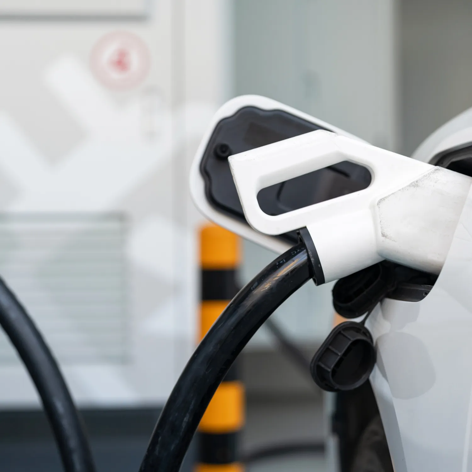 Ladestation für E-Autos mit Stecker – zeigt den steuerfreien Zuschuss von 70 € monatlich für das private Laden von E-Dienstwagen.