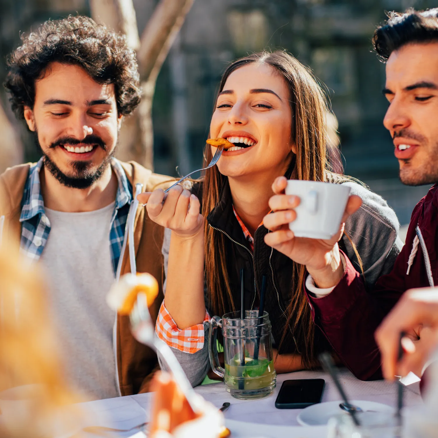 Junge Menschen essen gemeinsam – Darstellung des digitalen 112,50 € Essenszuschusses via App, steuerfrei und flexibel.