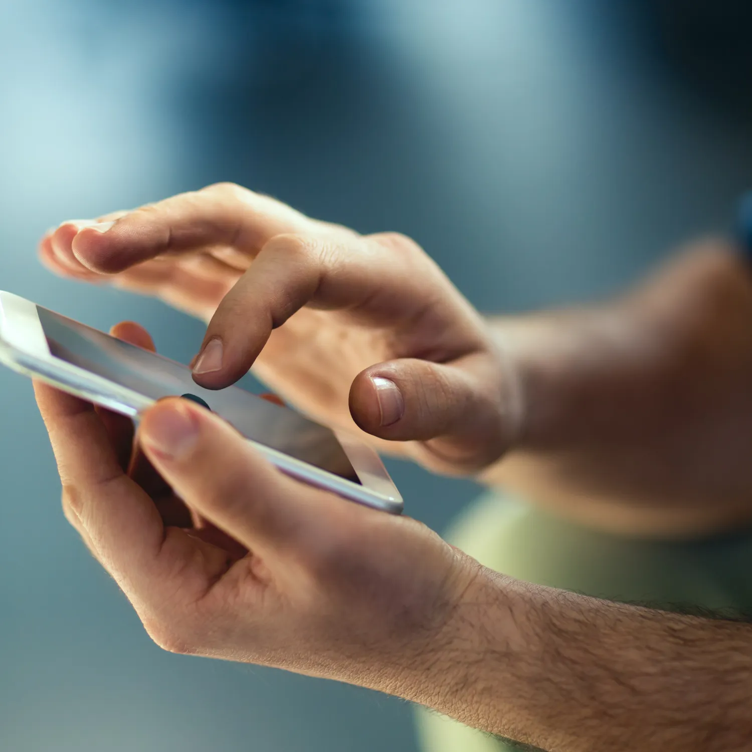 Hände bedienen ein Smartphone – zeigt den steuerfreien Zuschuss für private Mobilfunkverträge.