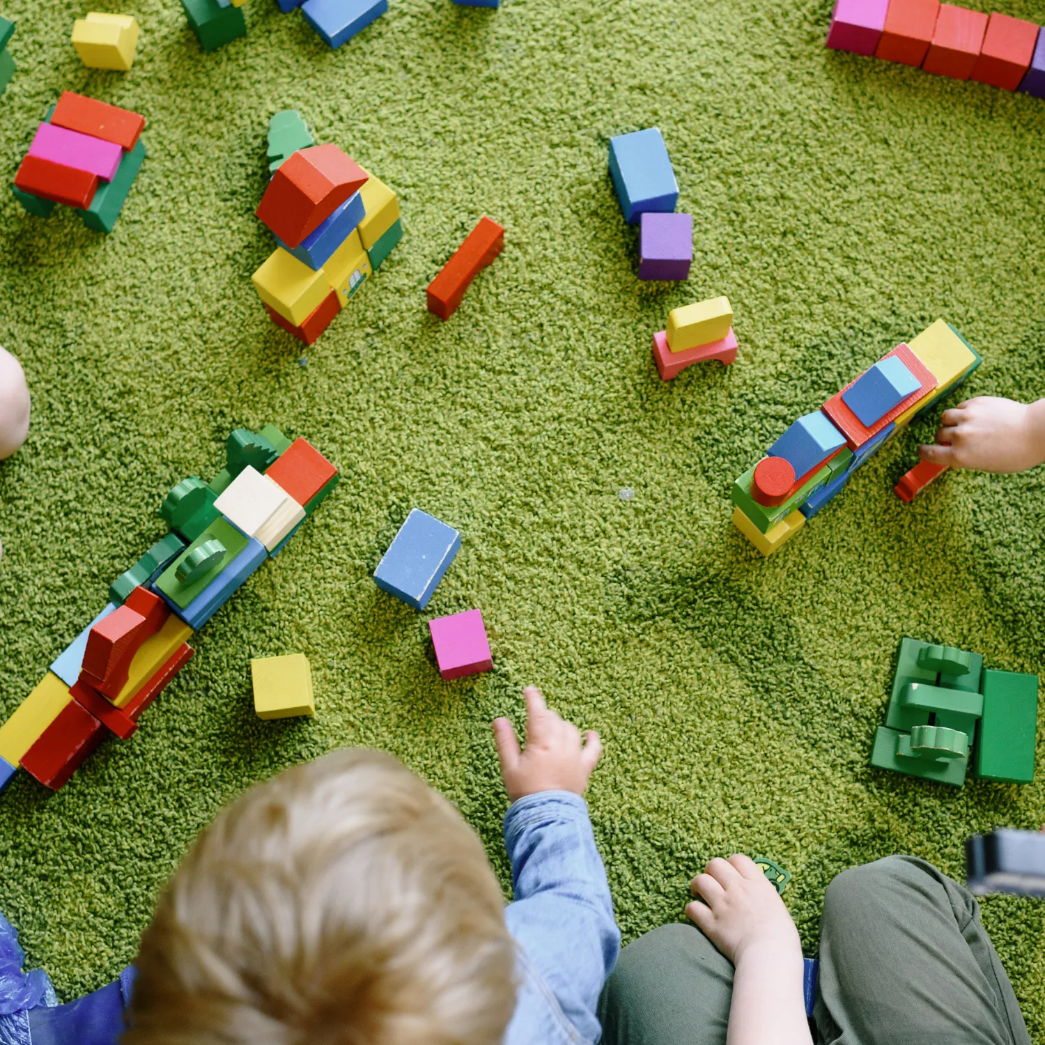Kinder spielen im Kindergarten – visualisiert den steuerfreien Zuschuss zur Kinderbetreuung, vollständig abgabenfrei und spürbar entlastend.