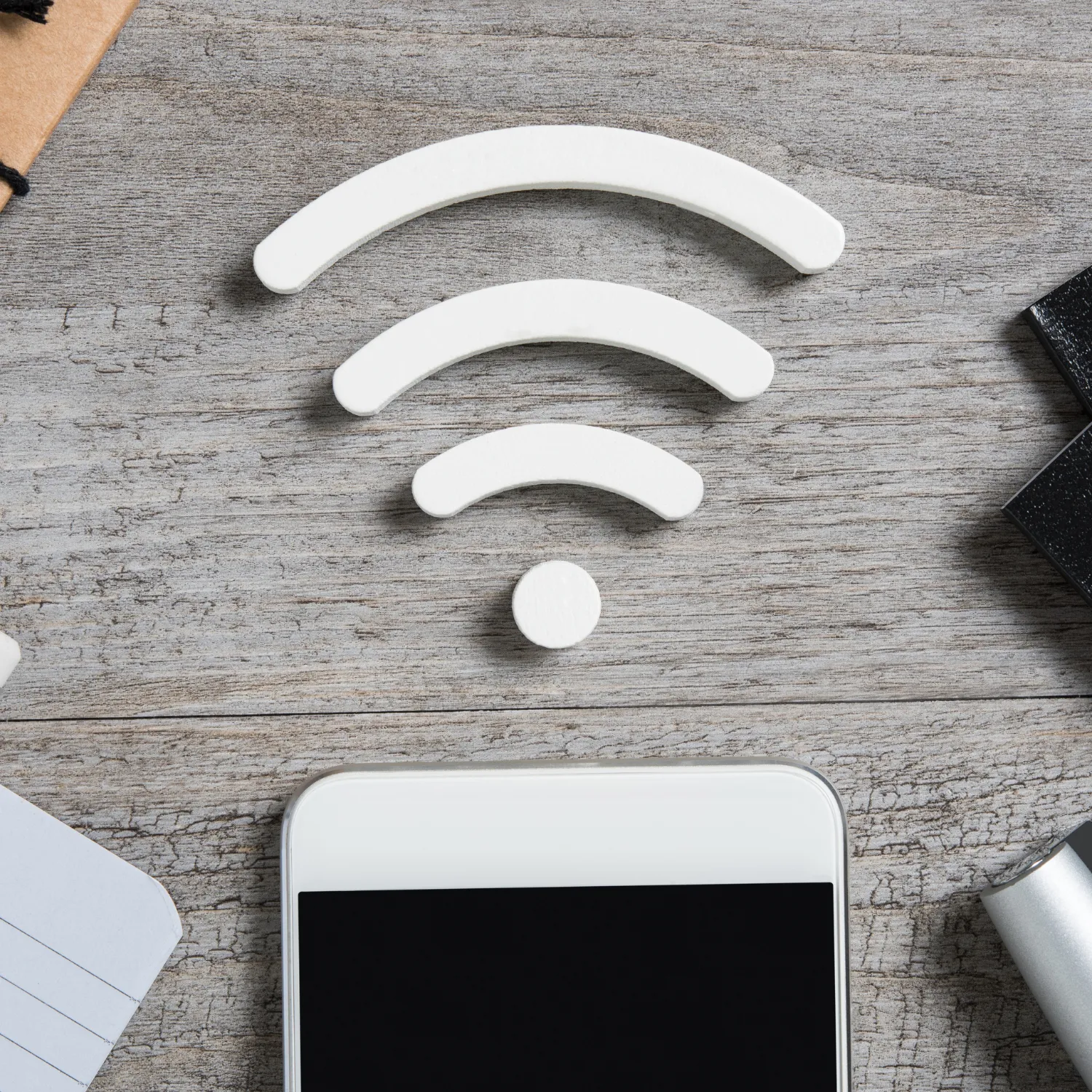WLAN-Symbol auf grauem Hintergrund – steht für die steuerfreie Internetpauschale von bis zu 50 € monatlich.