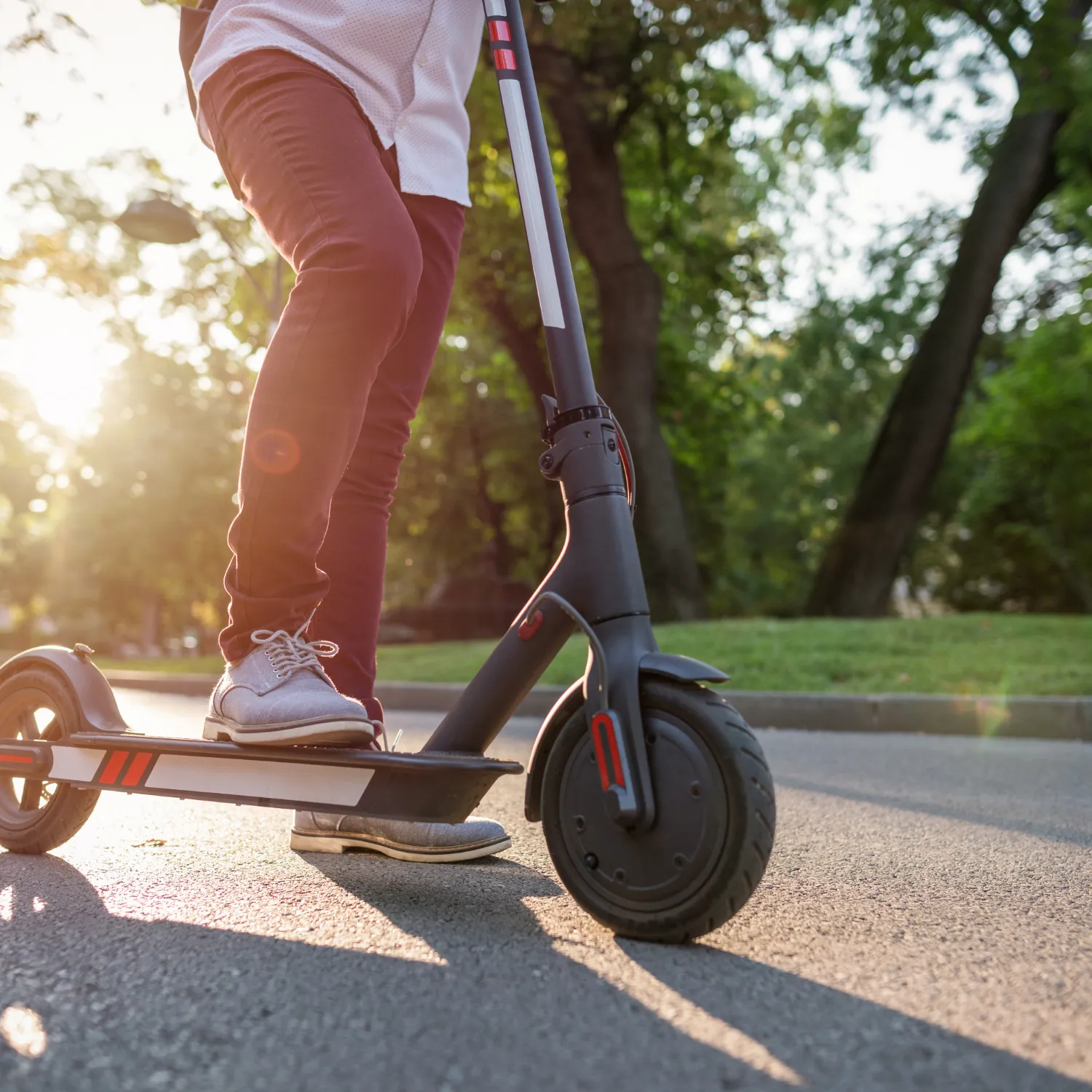 Person fährt E-Scooter auf einem Radweg – symbolisiert den Firmen-E-Scooter als moderne, steuerfreie Mobilitätslösung für kurze Arbeitswege.