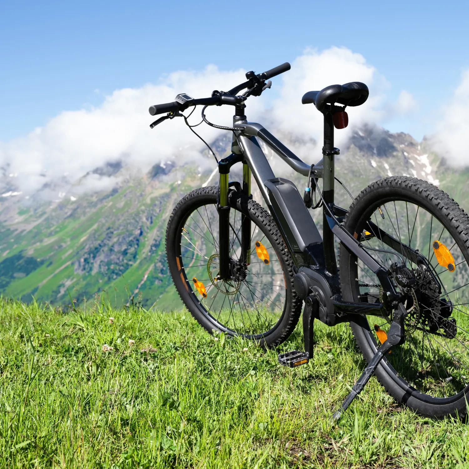 Zwei E-Bikes auf einer Bergwiese – visualisiert das steuerfreie Firmenfahrrad als nachhaltige Alternative zum Dienstwagen im Mittelstand.