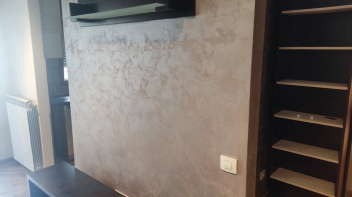 Zid dnevne sobe bež boje u "Sahara" stilu