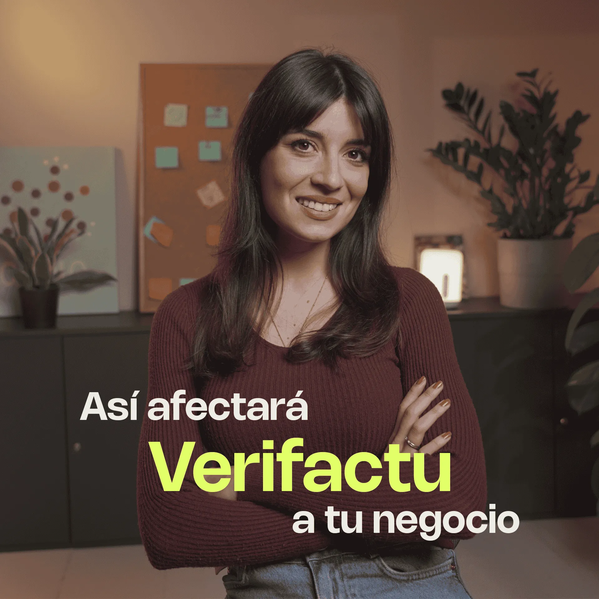 Mujer sonriente en oficina con texto 'Así afectará Verifactu a tu negocio', campaña informativa de Quipu sobre Verifactu.